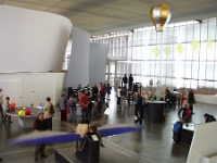 Im andere Teil dieses Ausstellungsbereiches können die Besucher aktiv werden und  ... einen Heissluftballon zur Hallendecke schicken oder ...